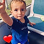 Kenzo a rejoint le concours — aidez-le/la à gagner de superbes lots ! toddler, child, blue_shirt, wet_hair, pink_sandal, footwear, bus_seat, public_transport, window, car, traffic_sign, outdoor, sunlight, heart_emoji, curious, reaching_hand, person, seat, floor, clothing