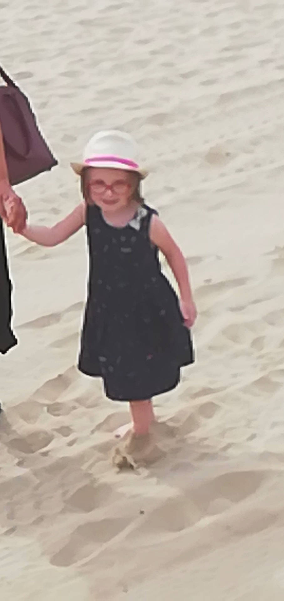 Lise a rejoint le concours — aidez-le/la à gagner de superbes lots ! beach, child, dress, fun, hat, headgear, headwear, person, play, sand, summer, sun_hat, toddler, vacation