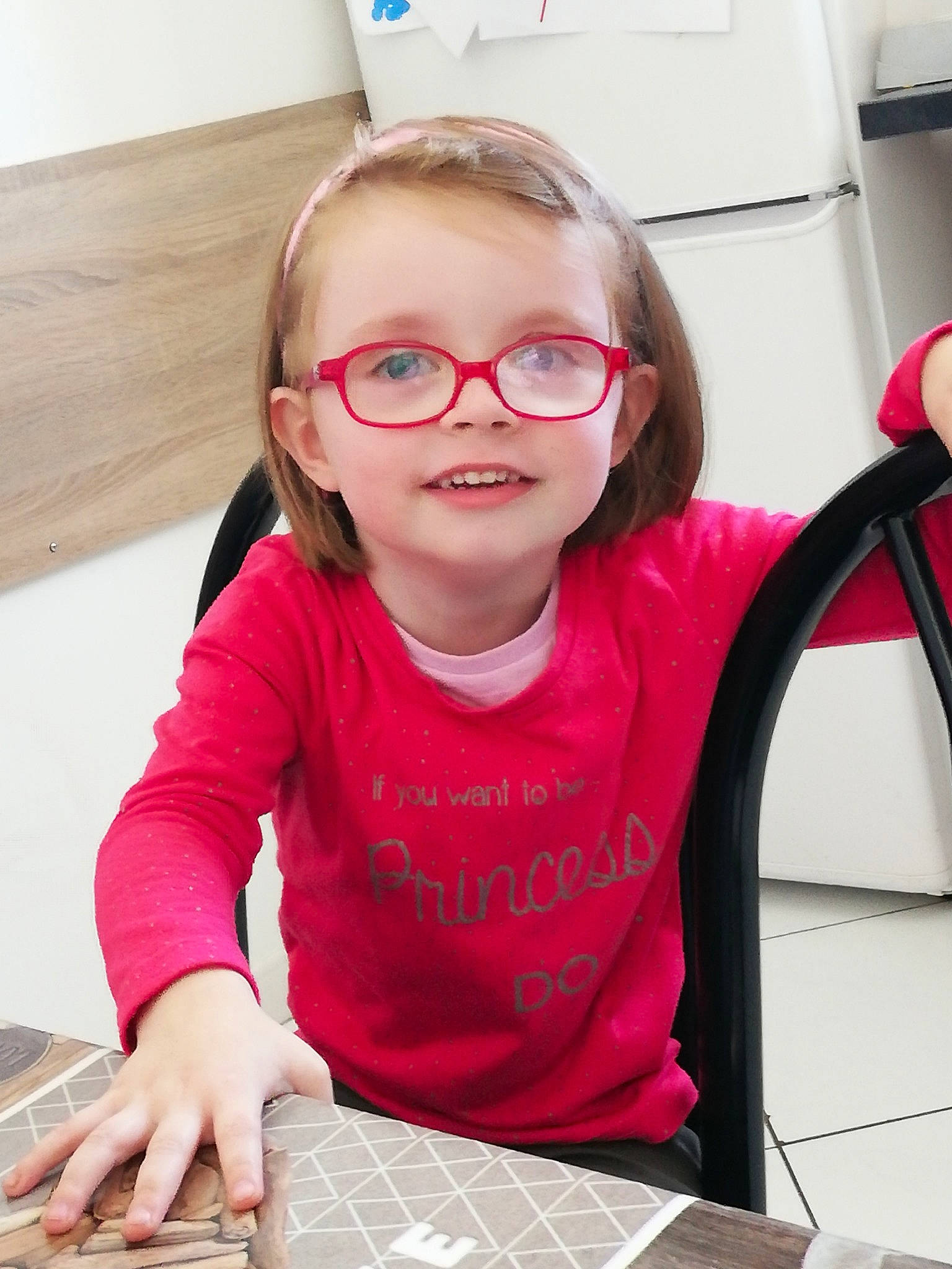 Lise participe au concours pour gagner de l'argent avec cette photo : child, eyewear, facial_expression, floor, fun, glasses, happy, learning, person, play, sitting, smile, toddler, tooth, vision_care