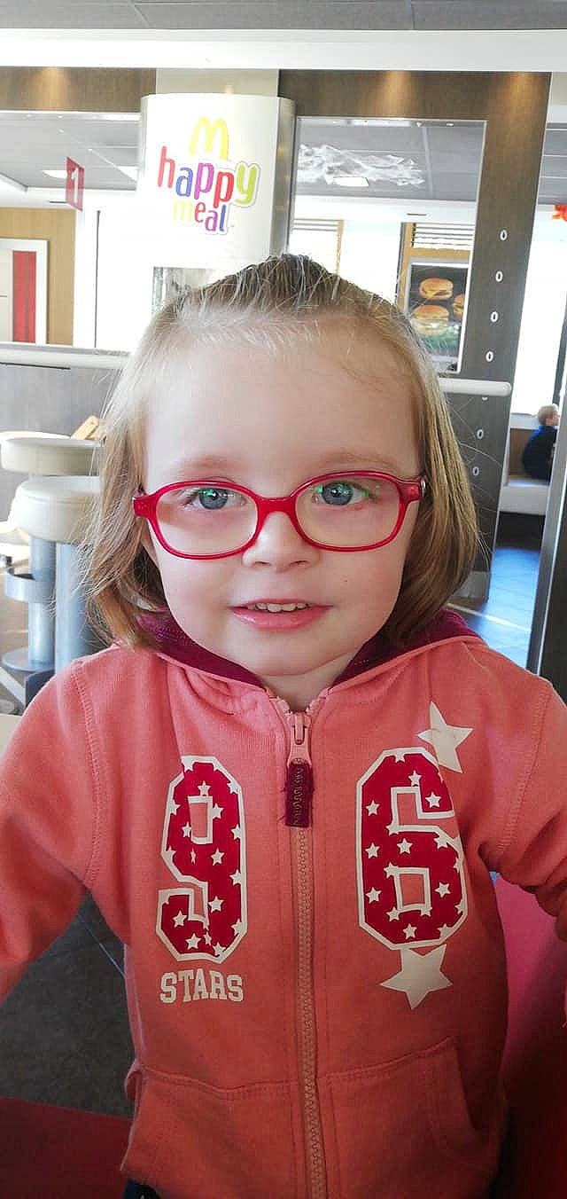 Lise a rejoint le concours — aidez-le/la à gagner de superbes lots ! cheek, child, cool, eyewear, face, forehead, fun, glasses, lip, outerwear, person, t_shirt, vision_care