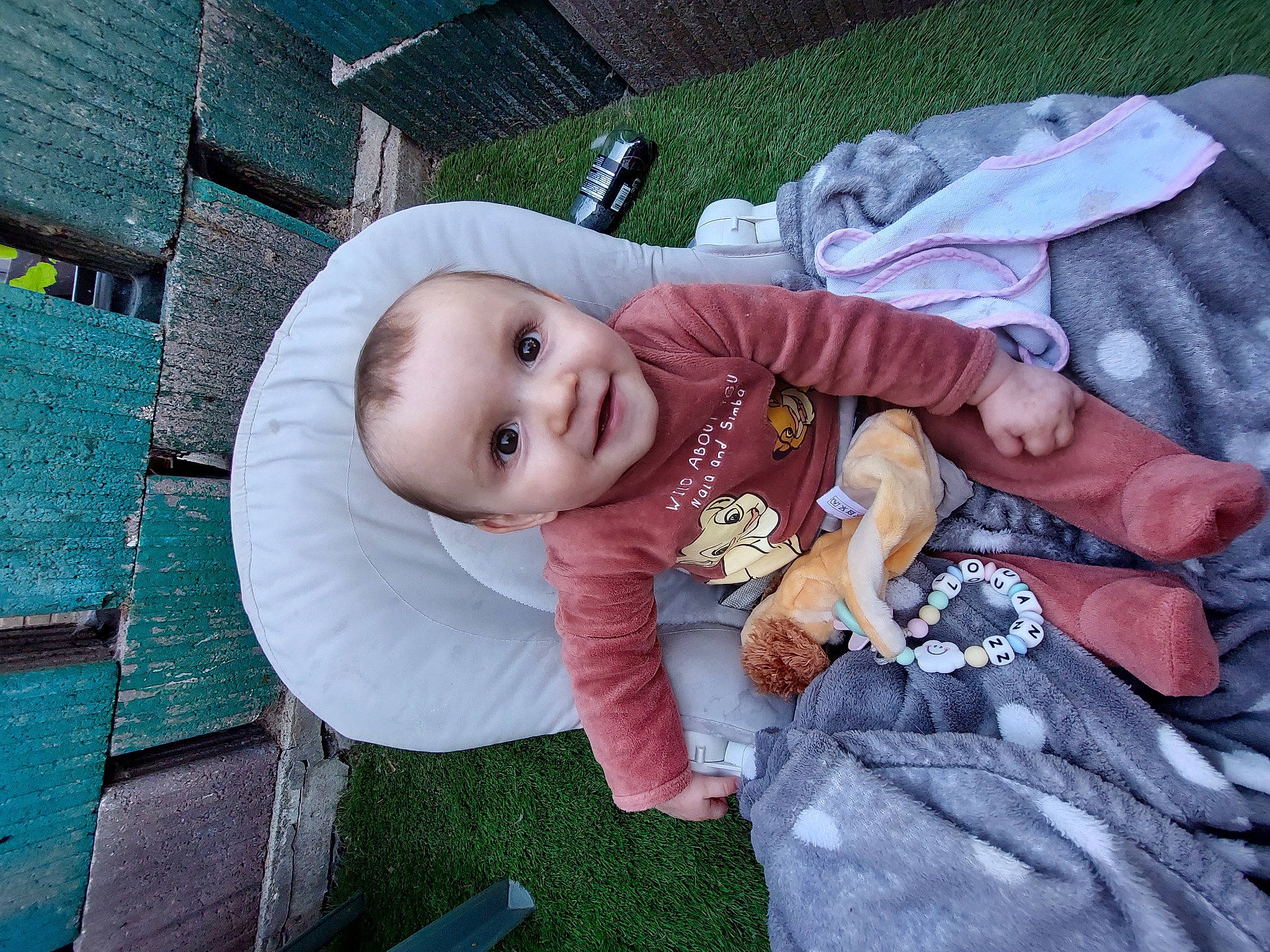 Lou-ann participe au concours pour gagner de l'argent avec cette photo : baby, baby_products, baby_toddler_clothing, child, comfort, grass, happy, hat, joy, lap, person, plant, sitting, smile, toddler, tree, vacation