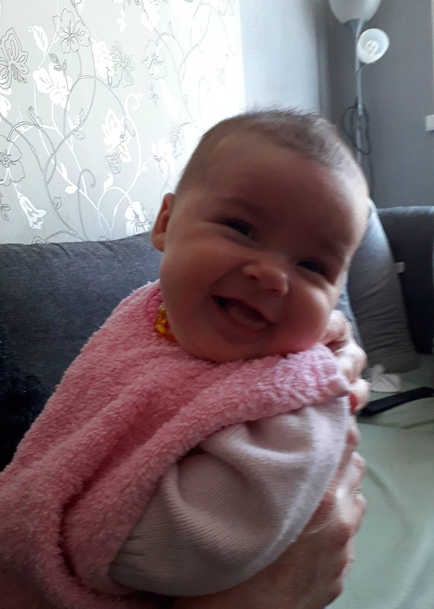 Méline participe au concours pour gagner de l'argent avec cette photo : baby, baby_toddler_clothing, cheek, child, comfort, eyebrow, face, finger, happy, head, iris, joy, lip, mouth, nose, person, skin, sleeve, smile, textile