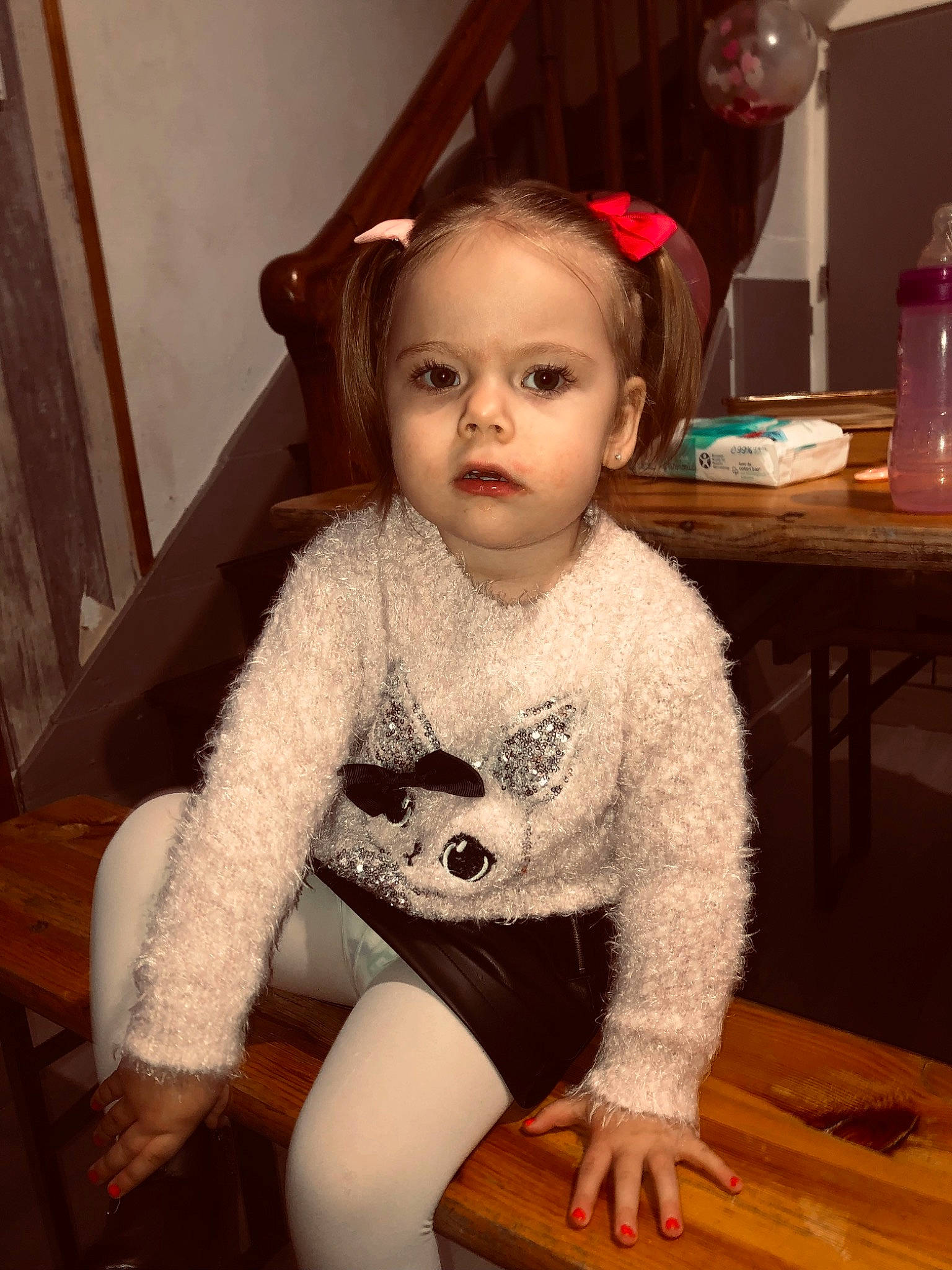 Shelsy a rejoint le concours — aidez-le/la à gagner de superbes lots ! baby, baby_toddler_clothing, chair, cheek, child, fashion_accessory, flooring, fur, head, headgear, iris, person, sitting, skin, sleeve, t_shirt, table, thigh, toddler, water_bottle