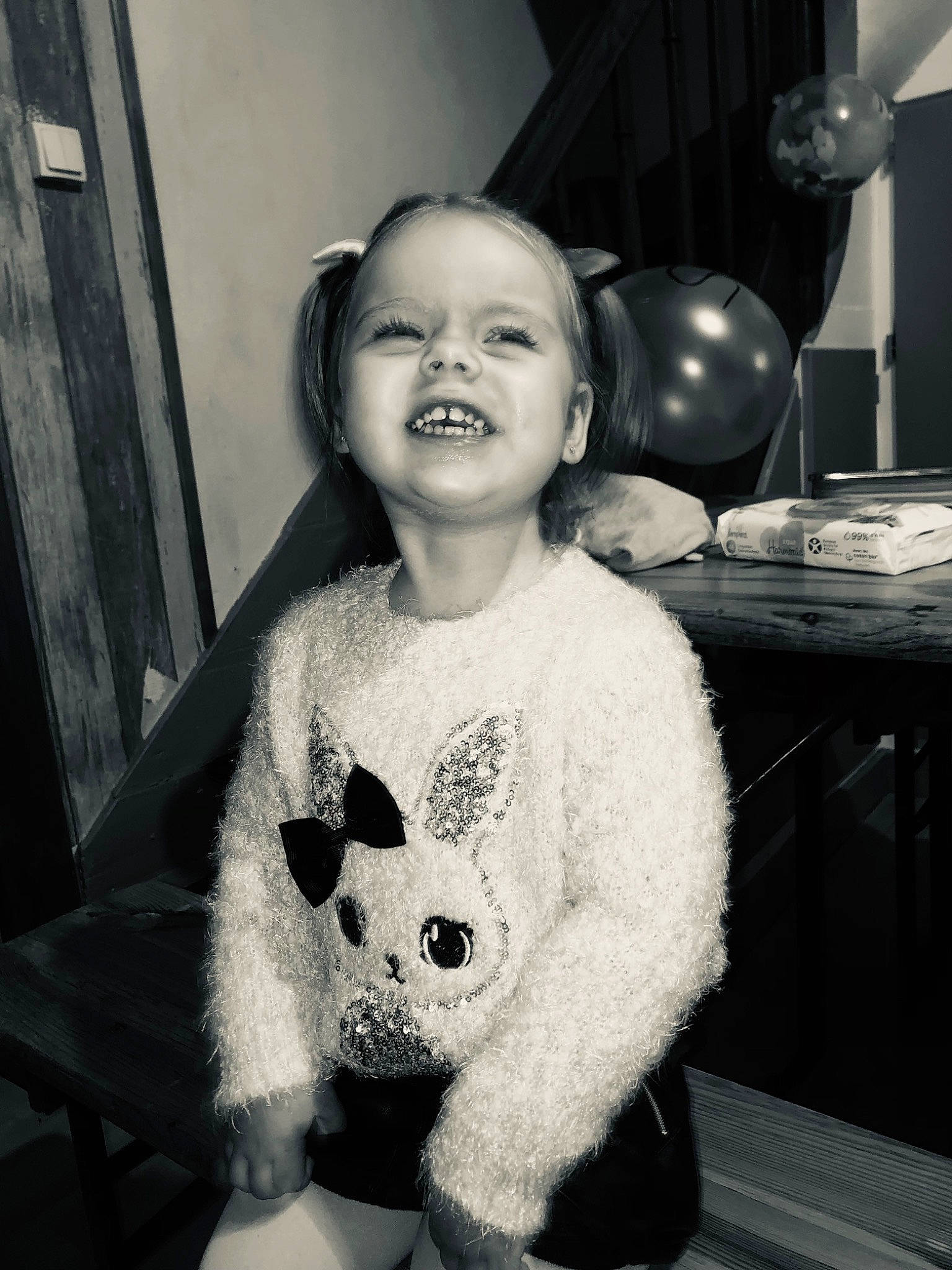 Shelsy participe au concours pour gagner de l'argent avec cette photo : baby_toddler_clothing, balloon, black, black_and_white, child, coffee_table, door, flash_photography, fun, fur, hairstyle, happy, monochrome, monochrome_photography, person, sitting, sleeve, smile, style, table