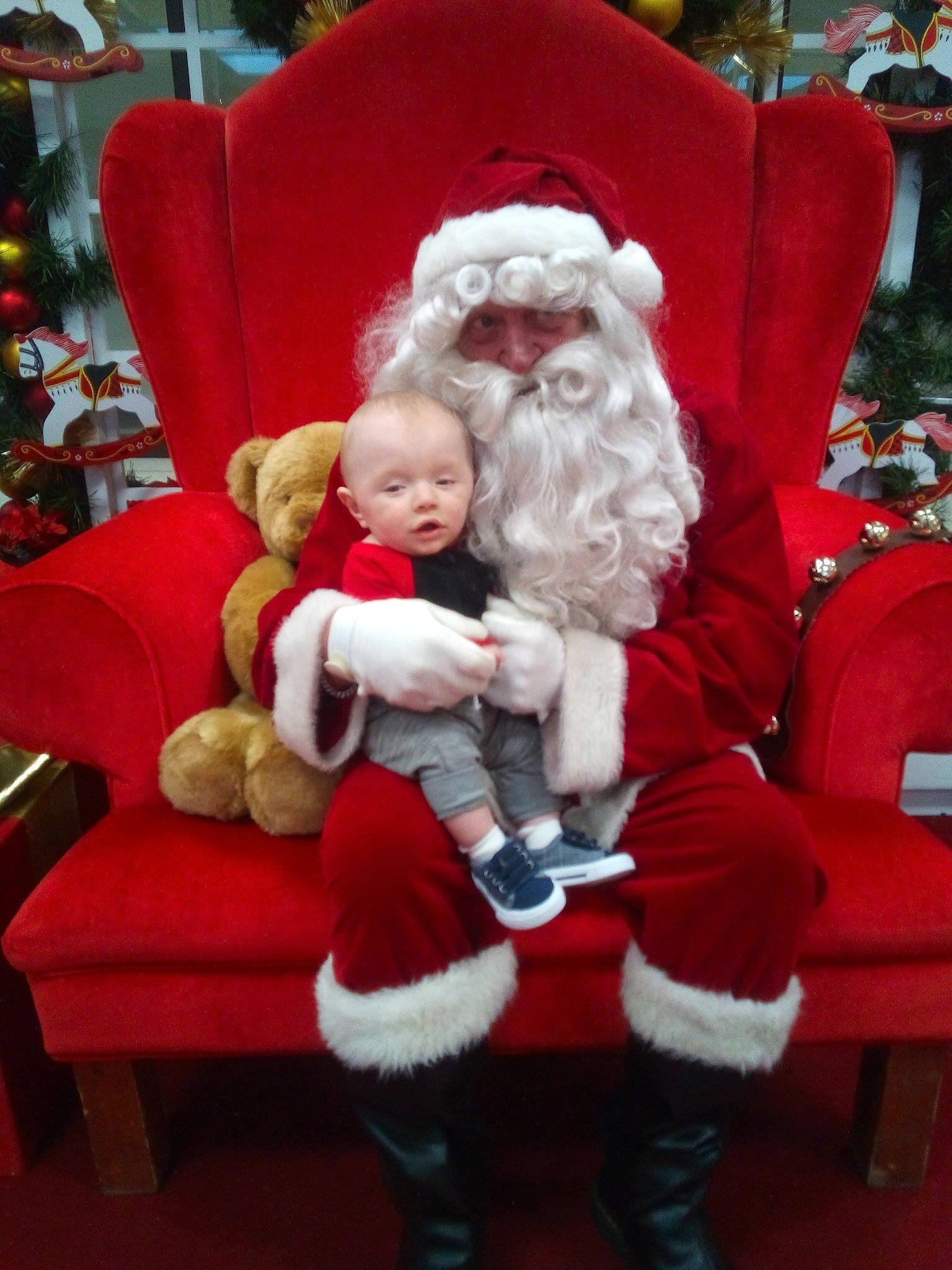 Phoenix is registered to the contest to win money with this photo: christmas, christmas_eve, facial_hair, fictional_character, holiday, human_body, lap, person, santa_claus