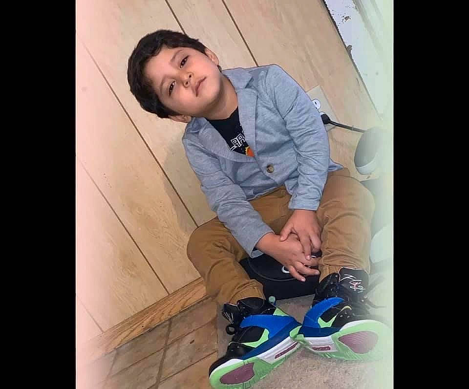 Manuel Ramos joined the competition — help win amazing prizes! arm, blue, cheek, cool, footwear, human, human_body, human_leg, jeans, joint, leg, person, photography, roller_skates, selfie, shoe, sitting, smile, snapshot, standing