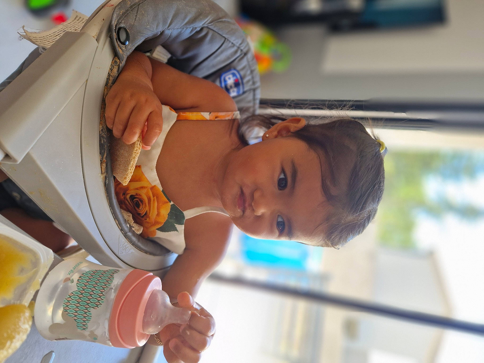 Anae participe au concours pour gagner de l'argent avec cette photo : baby, baby_products, child, cooking, drink, drinking, drinkware, food, fun, happy, person, plastic_bottle, room, toddler, water