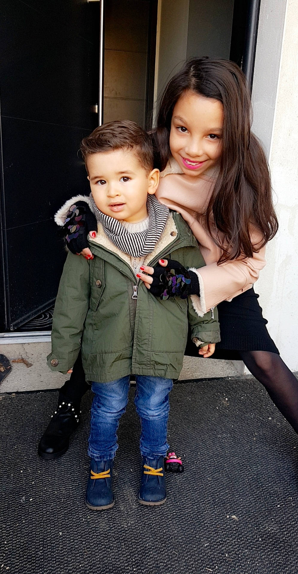 Soan participe au concours pour gagner de l'argent avec cette photo : beauty, child, fashion, fun, girl, hairstyle, human_body, joy, person, photo_shoot, product, shoulder, skin, smile, textile, toddler