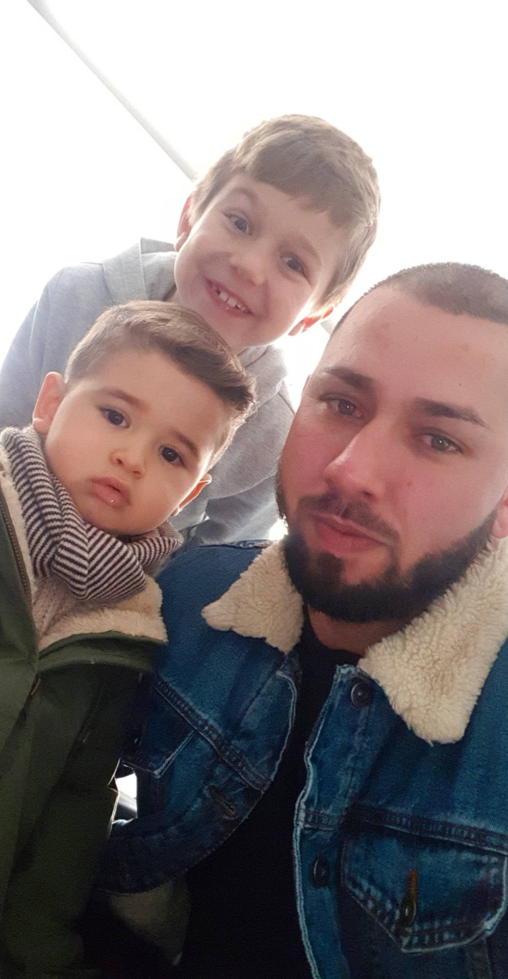 Soan a rejoint le concours — aidez-le/la à gagner de superbes lots ! beard, child, cool, facial_hair, family, father, fun, girl, hair, head, joy, male, man, people, person, product, selfie, smile