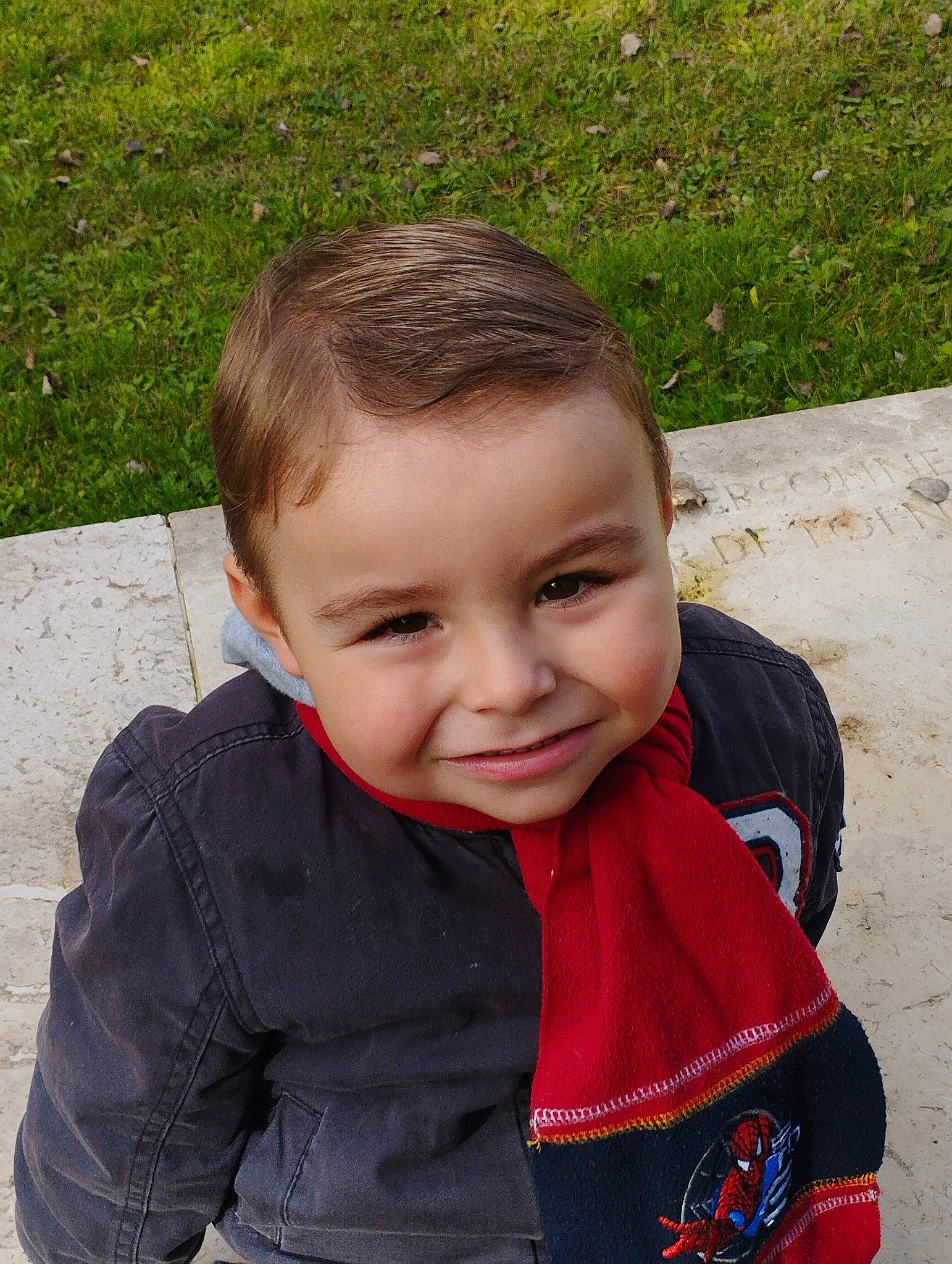 Luigi a rejoint le concours — aidez-le/la à gagner de superbes lots ! cheek, child, electric_blue, eye, forehead, fun, grass, happy, jacket, joy, laugh, leisure, nose, people_in_nature, person, portrait_photography, sitting, sleeve, smile, soil