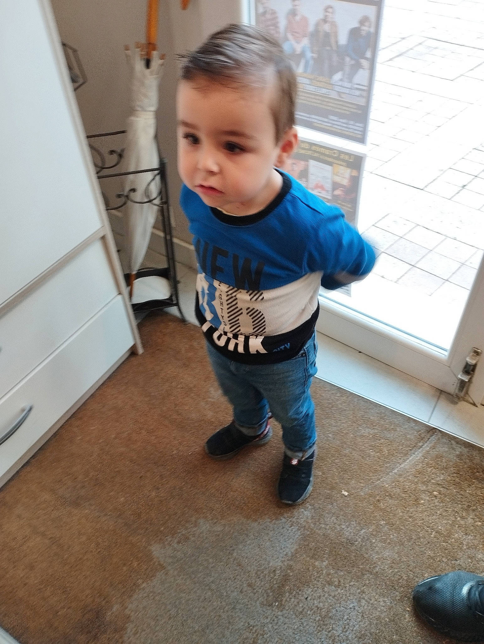 Luigi a rejoint le concours — aidez-le/la à gagner de superbes lots ! baby, baby_toddler_clothing, child, cleanliness, denim, electric_blue, face, floor, flooring, fun, hardwood, joint, leg, person, room, sleeve, standing, t_shirt, toddler, wood