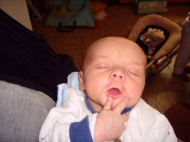 Alexy a rejoint le concours — aidez-le/la à gagner de superbes lots ! baby, bedtime, birth, cheek, child, childbirth, ear, face, facial_expression, finger, head, jaw, mouth, nose, person, skin, sleep, smile, thumb, toddler