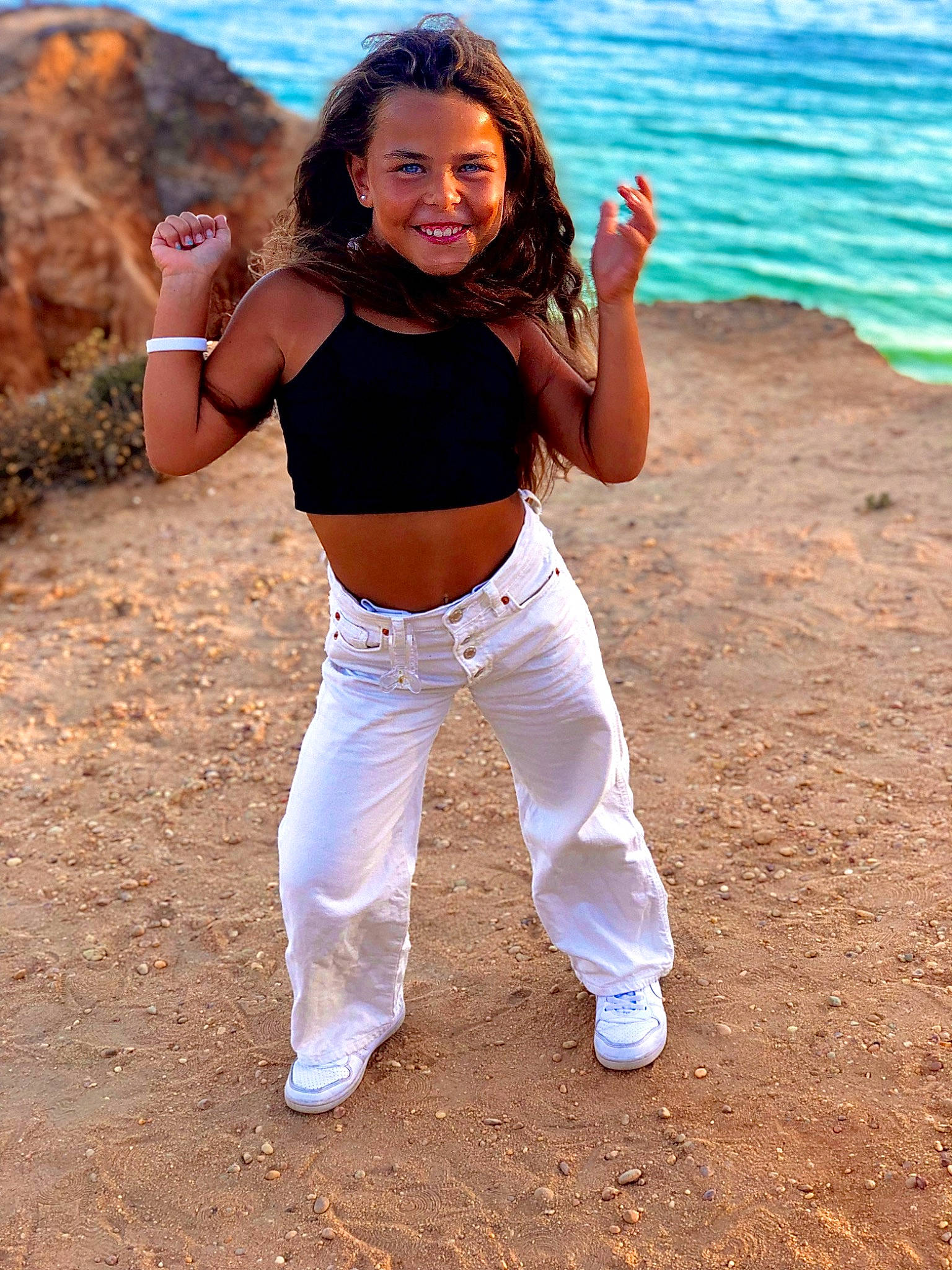 Lyana participe au concours pour gagner de l'argent avec cette photo : abdomen, active_pants, electric_blue, flash_photography, fun, gesture, happy, human_body, joy, knee, leisure, long_hair, people_in_nature, person, smile, sneakers, sportswear, sweatpant, thigh, trunk