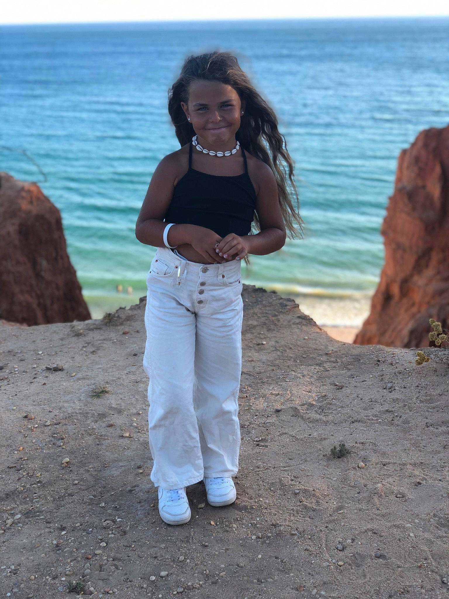 Lyana a rejoint le concours — aidez-le/la à gagner de superbes lots ! beach, coastal_and_oceanic_landforms, electric_blue, eyewear, hairstyle, happy, horizon, joy, knee, landscape, leisure, long_hair, person, sky, smile, sunglasses, t_shirt, thigh, travel, waist