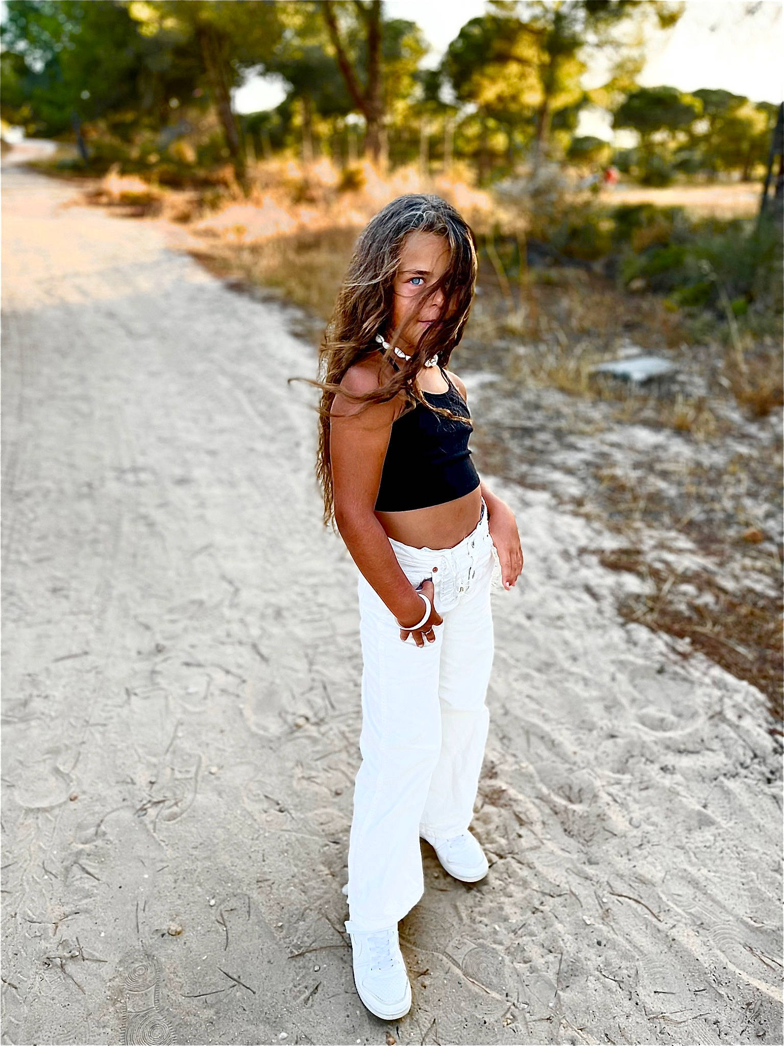 Lyana a rejoint le concours — aidez-le/la à gagner de superbes lots ! arm, belt, black_hair, eyewear, flash_photography, formal_wear, grass, happy, human_leg, knee, leisure, long_hair, people_in_nature, person, plant, sportswear, t_shirt, thigh, tree, trunk