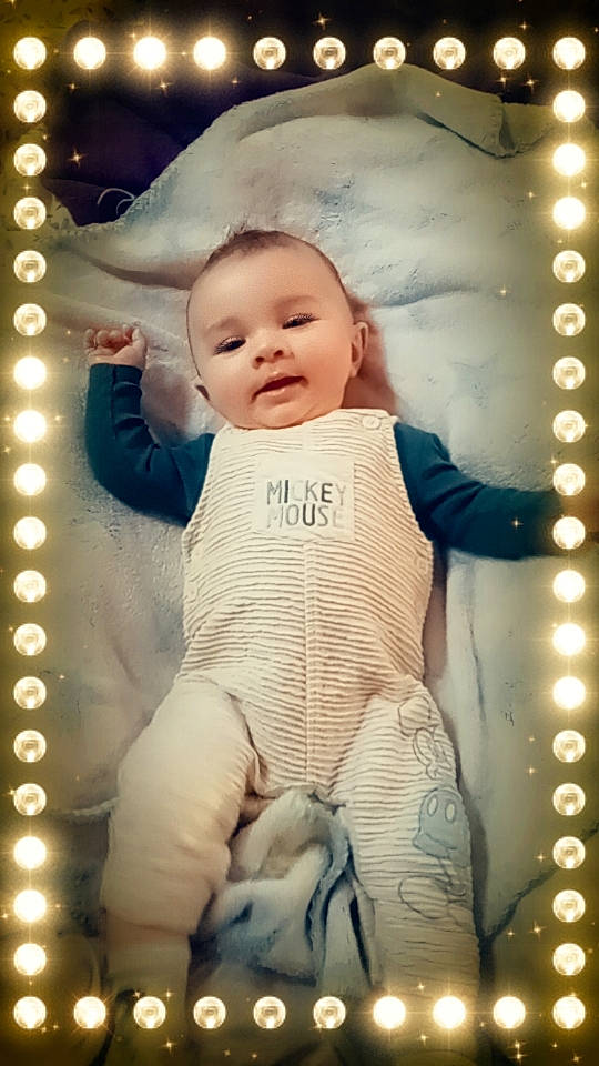 Maylone a rejoint le concours — aidez-le/la à gagner de superbes lots ! baby, baby_toddler_clothing, beauty, cheek, child, dress, event, flash_photography, fun, happy, pattern, person, picture_frame, portrait_photography, room, sitting, sleeve, smile, standing, toddler