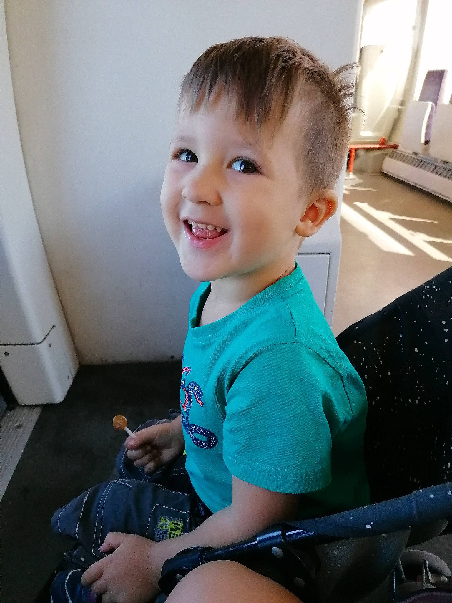 Mattheo participe au concours pour gagner de l'argent avec cette photo : baby, baby_products, baby_toddler_clothing, child, computer_keyboard, ear, foot, lap, laugh, mouth, office_equipment, office_supplies, person, sandal, smile, toddler, tooth