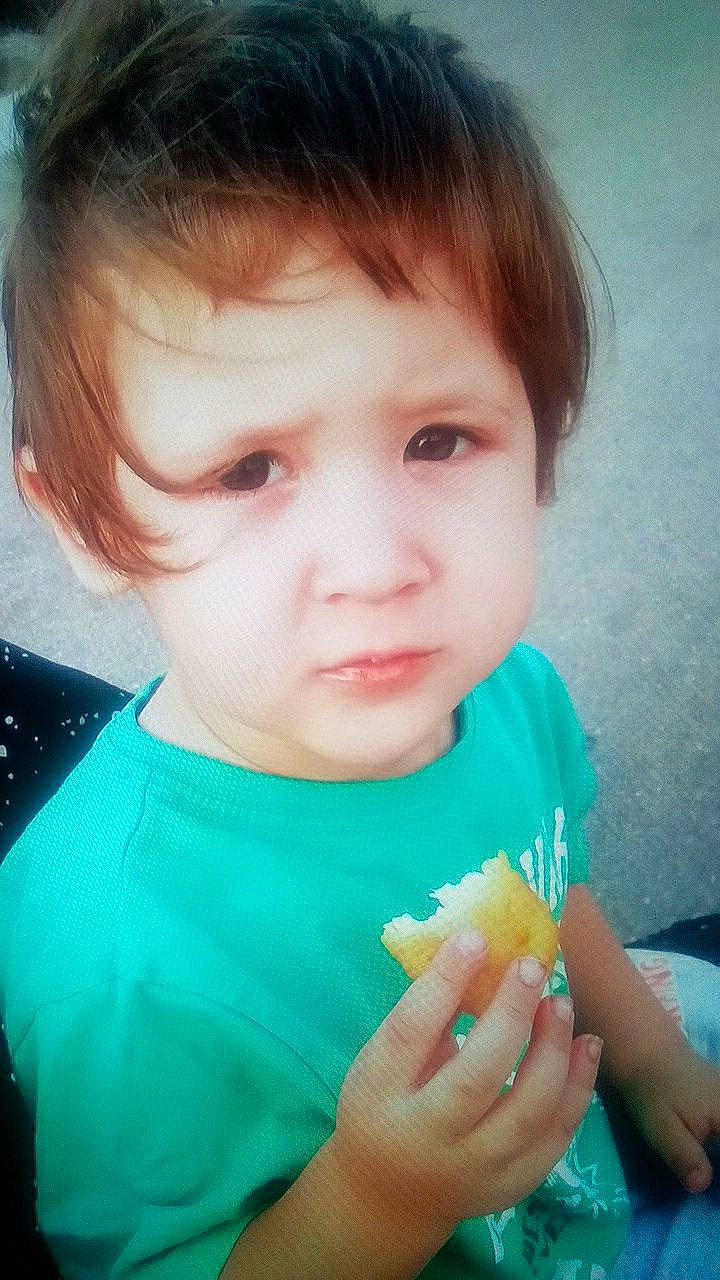 Mattheo participe au concours pour gagner de l'argent avec cette photo : baby, cheek, child, comfort_food, cuisine, dish, eating, eyelash, fast_food, finger_food, food, food_craving, nail, person, snack, taste, toddler