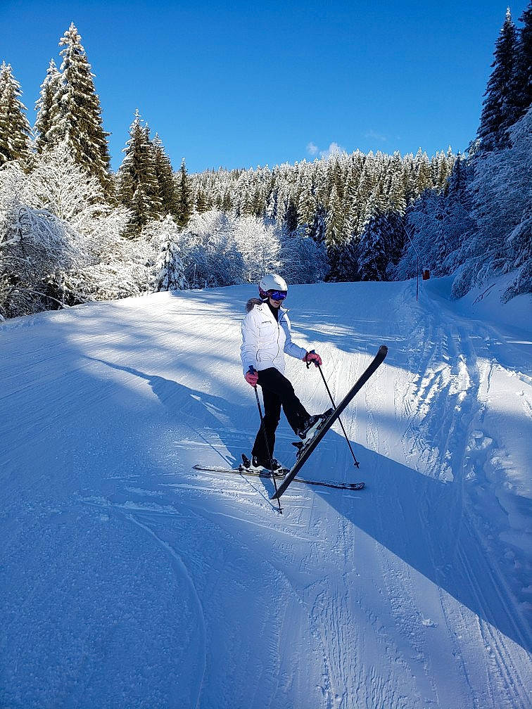 Tammy a rejoint le concours — aidez-le/la à gagner de superbes lots ! freezing, geological_phenomenon, glacial_landform, ice_cap, landscape, mountain, outdoor_recreation, people_in_nature, person, recreation, ski, ski_equipment, ski_pole, sky, slope, snow, sports, sports_equipment, terrain, tree