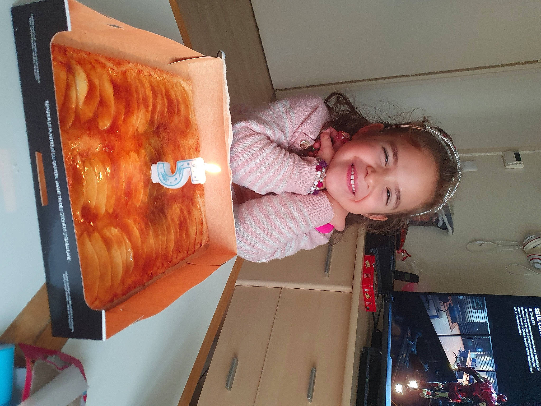 Alexya participe au concours pour gagner de l'argent avec cette photo : baby, beauty, child, comfort, display_device, electronic_device, fun, hardwood, home_appliance, house, joy, kitchen_appliance, machine, major_appliance, person, room, smile, tableware, toddler, wood