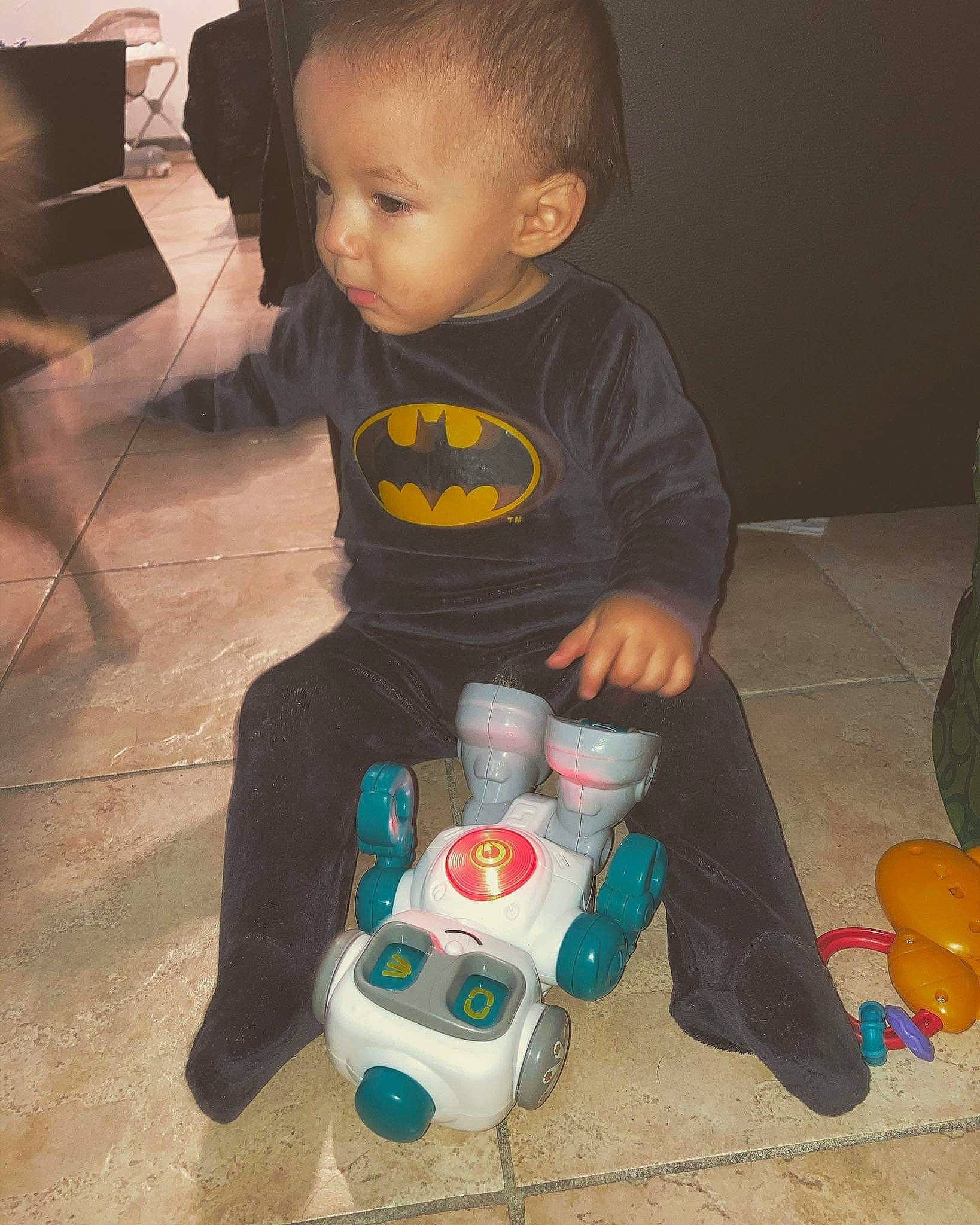 Francesco a rejoint le concours — aidez-le/la à gagner de superbes lots ! baby, baby_playing_with_toys, baby_toddler_clothing, baby_toys, cheek, child, drinkware, flooring, fun, gadget, hairstyle, head, person, plastic, plastic_bottle, play, sitting, skin, t_shirt, toddler