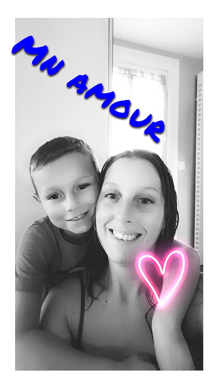 Yannis a rejoint le concours — aidez-le/la à gagner de superbes lots ! arm, blond, event, eyelash, face, facial_expression, flash_photography, font, fun, gesture, happy, human, interaction, jewellery, joy, people, person, picture_frame, romance, skin