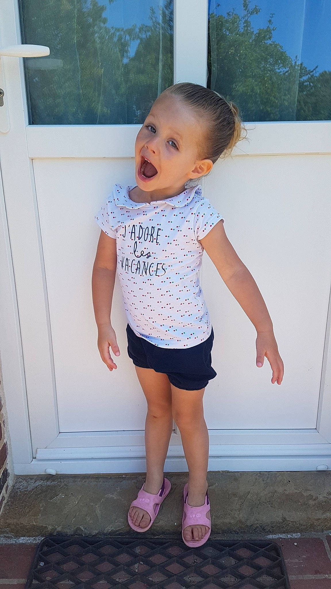 Shade a rejoint le concours — aidez-le/la à gagner de superbes lots ! baby_toddler_clothing, clothing, electric_blue, happy, human_body, joint, knee, leg, neck, person, photograph, pink, shoulder, sleeve, standing, surprise, t_shirt, thigh, toddler, trunk