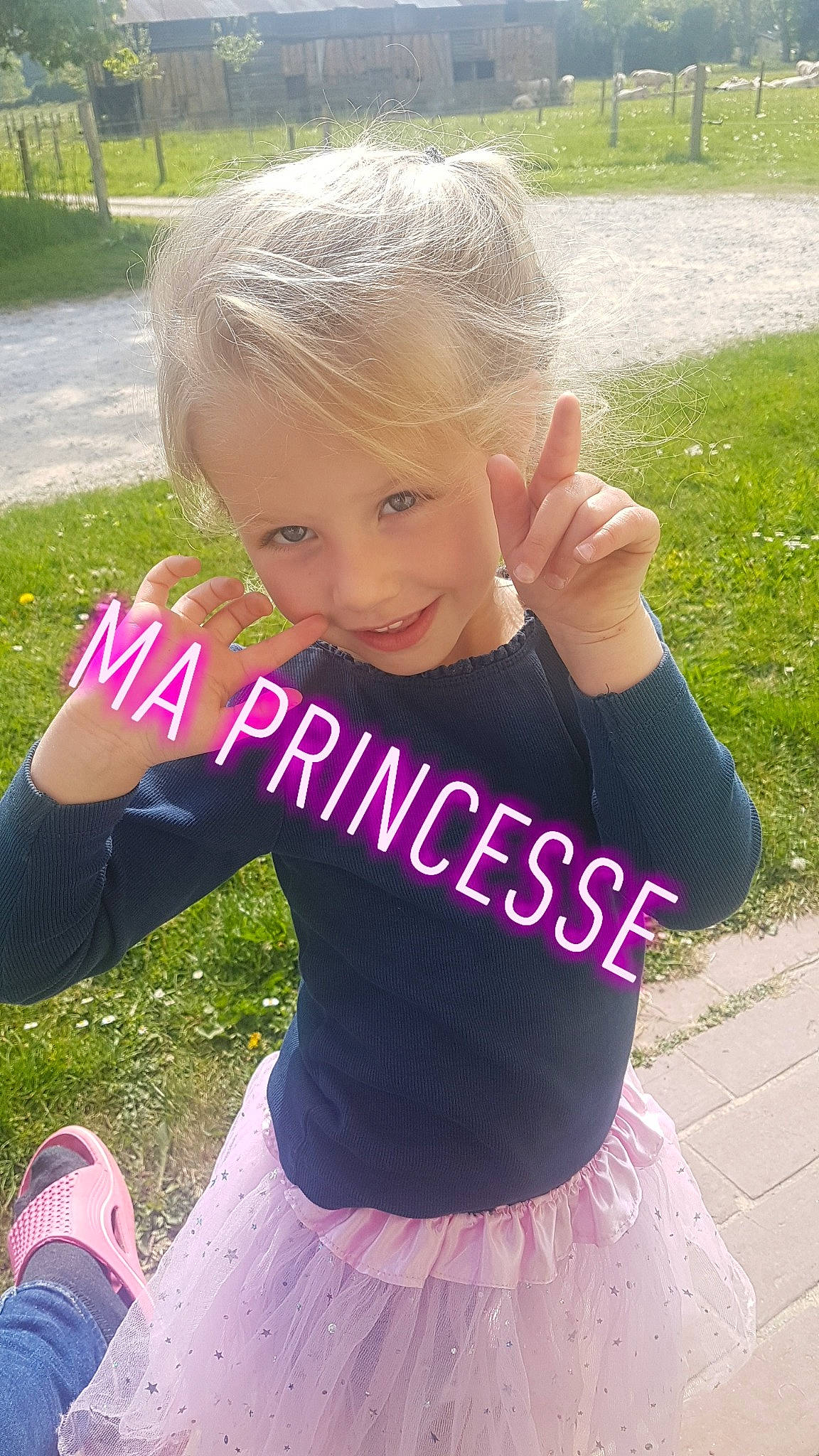 Shade a rejoint le concours — aidez-le/la à gagner de superbes lots ! baby_toddler_clothing, blond, child, dress, gesture, grass, hair, hairstyle, happy, joy, magenta, person, pink, plant, sleeve, smile, sportswear, t_shirt, toddler, tree