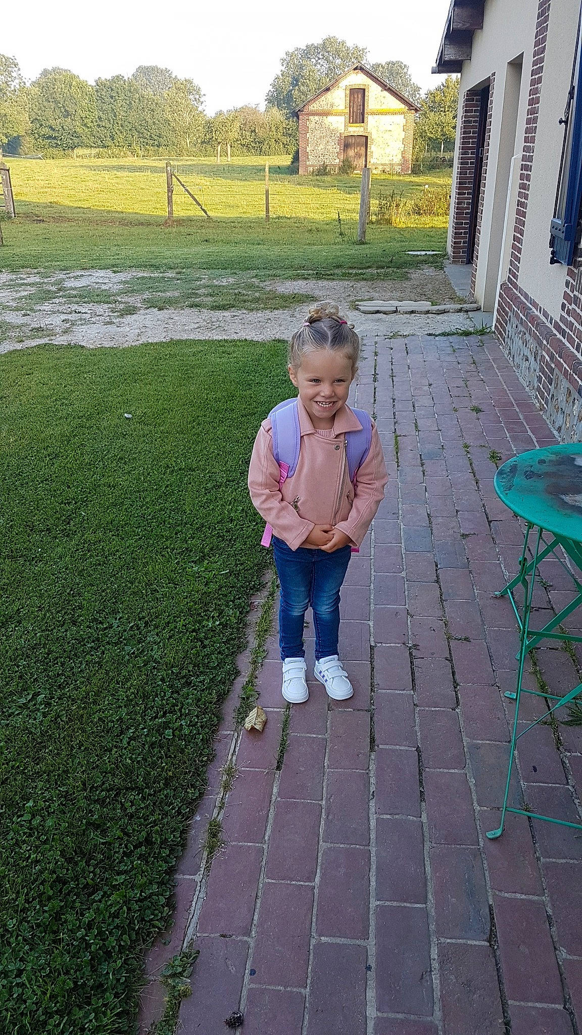 Shade participe au concours pour gagner de l'argent avec cette photo : child, fence, flooring, fun, garden, grass, grass_family, green, joy, lawn, leisure, outdoor_furniture, outdoor_table, people_in_nature, person, plant, recreation, road_surface, sidewalk, toddler