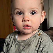 Andrea a rejoint le concours — aidez-le/la à gagner de superbes lots ! toddler, child, face, expression, curious, shirt, button, indoors, portrait, young_child, droplet, clothing, casual, person, head, looking, baby, human, cute, skin