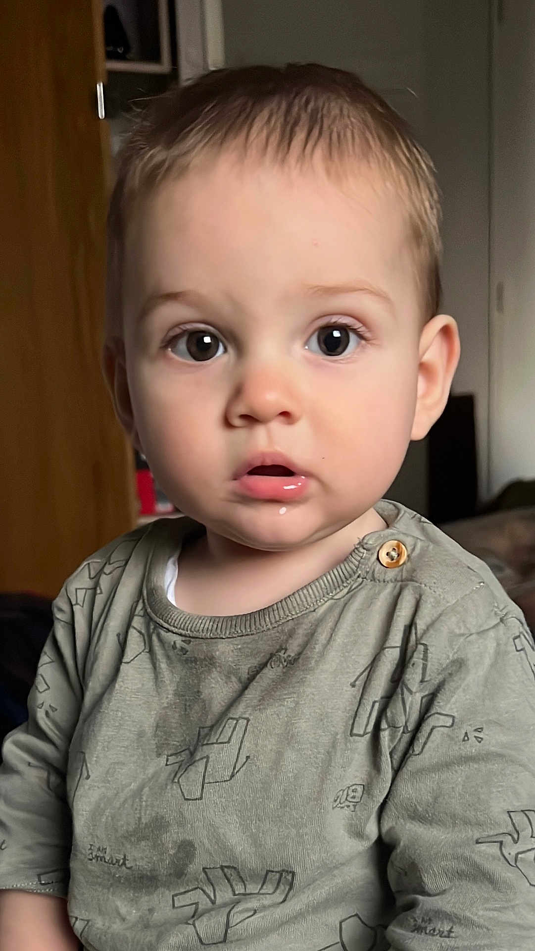 Andrea a rejoint le concours — aidez-le/la à gagner de superbes lots ! toddler, child, face, expression, curious, shirt, button, indoors, portrait, young_child, droplet, clothing, casual, person, head, looking, baby, human, cute, skin