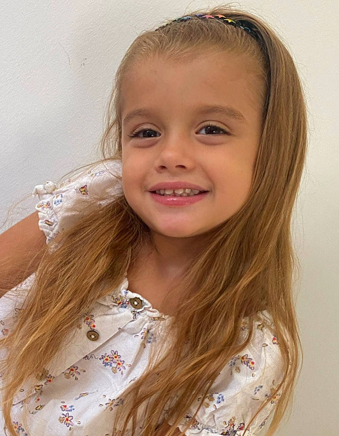 Candice participe au concours pour gagner de l'argent avec cette photo : cheek, chin, close_up, ear, eyebrow, eyelash, flash_photography, happy, iris, jaw, joy, layered_hair, lip, long_hair, neck, nose, person, shoulder, skin, sleeve