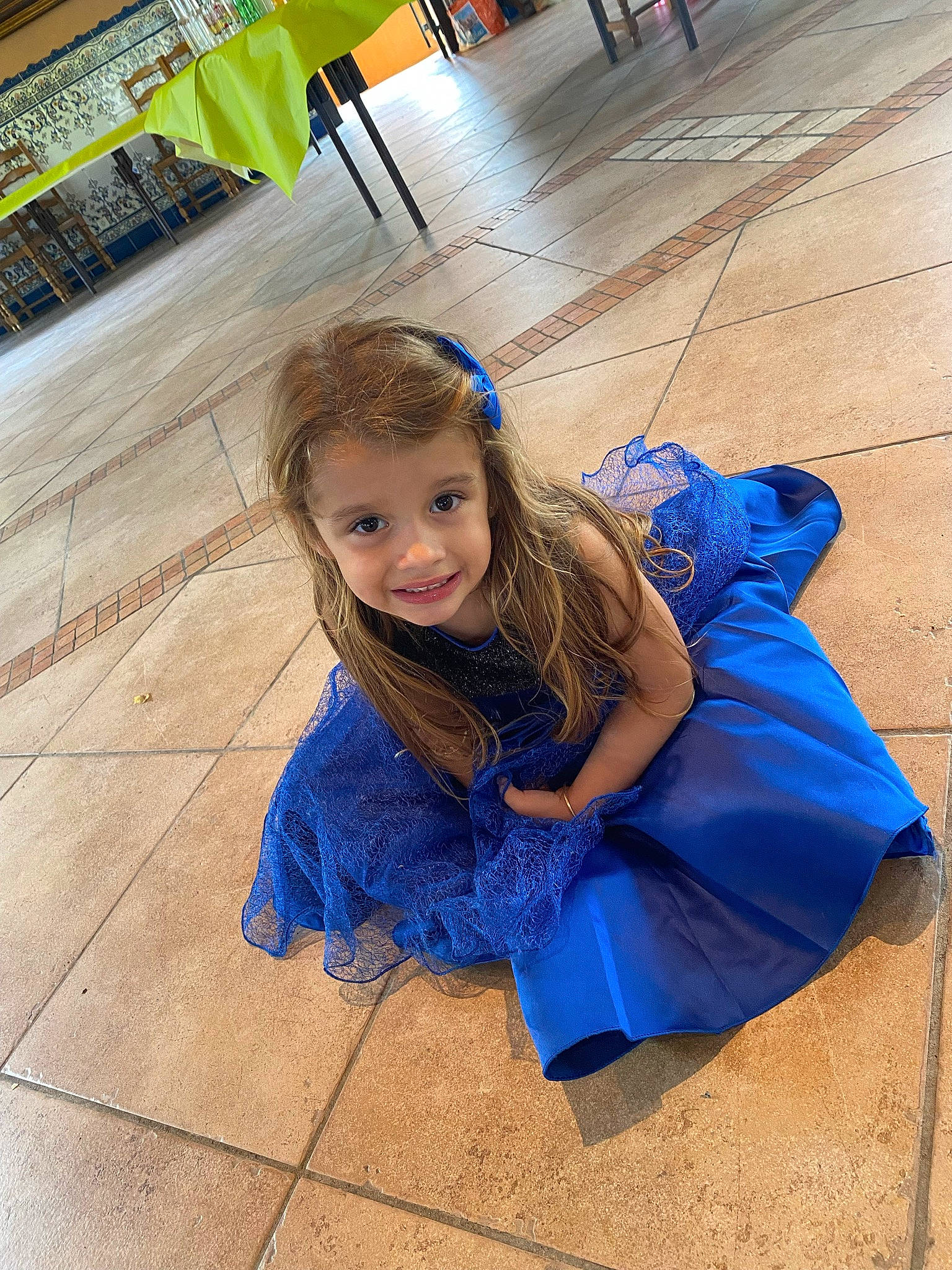 Candice participe au concours pour gagner de l'argent avec cette photo : blond, blue, child, city, electric_blue, floor, flooring, fun, happy, joy, leisure, long_hair, person, recreation, road_surface, sidewalk, sitting, smile, street_fashion, toddler