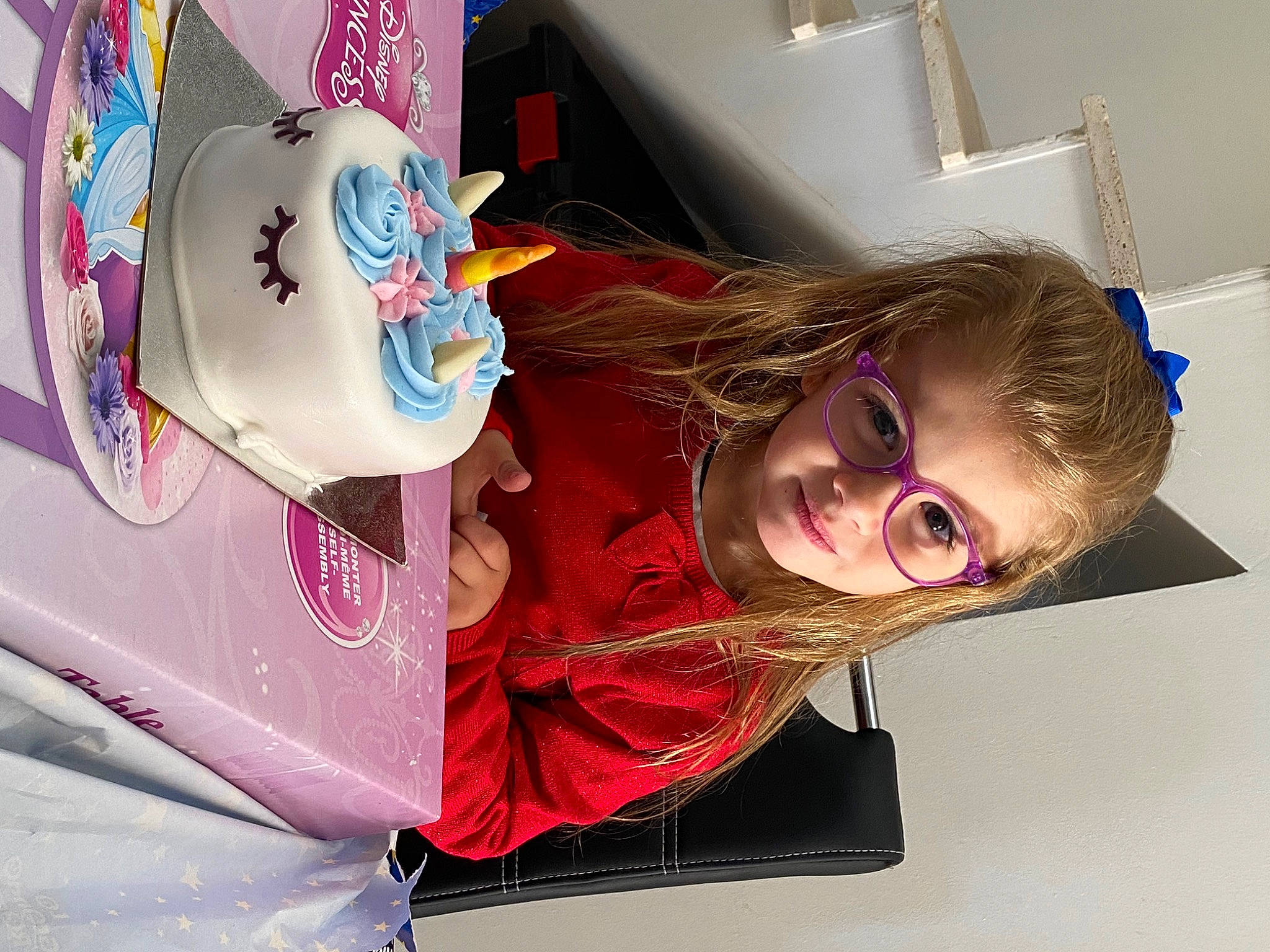 Candice participe au concours pour gagner de l'argent avec cette photo : art, carmine, child, eyewear, fashion_accessory, fashion_design, fictional_character, fun, headgear, magenta, mouth, person, personal_protective_equipment, pink, purple, room, smile, toy, visual_arts