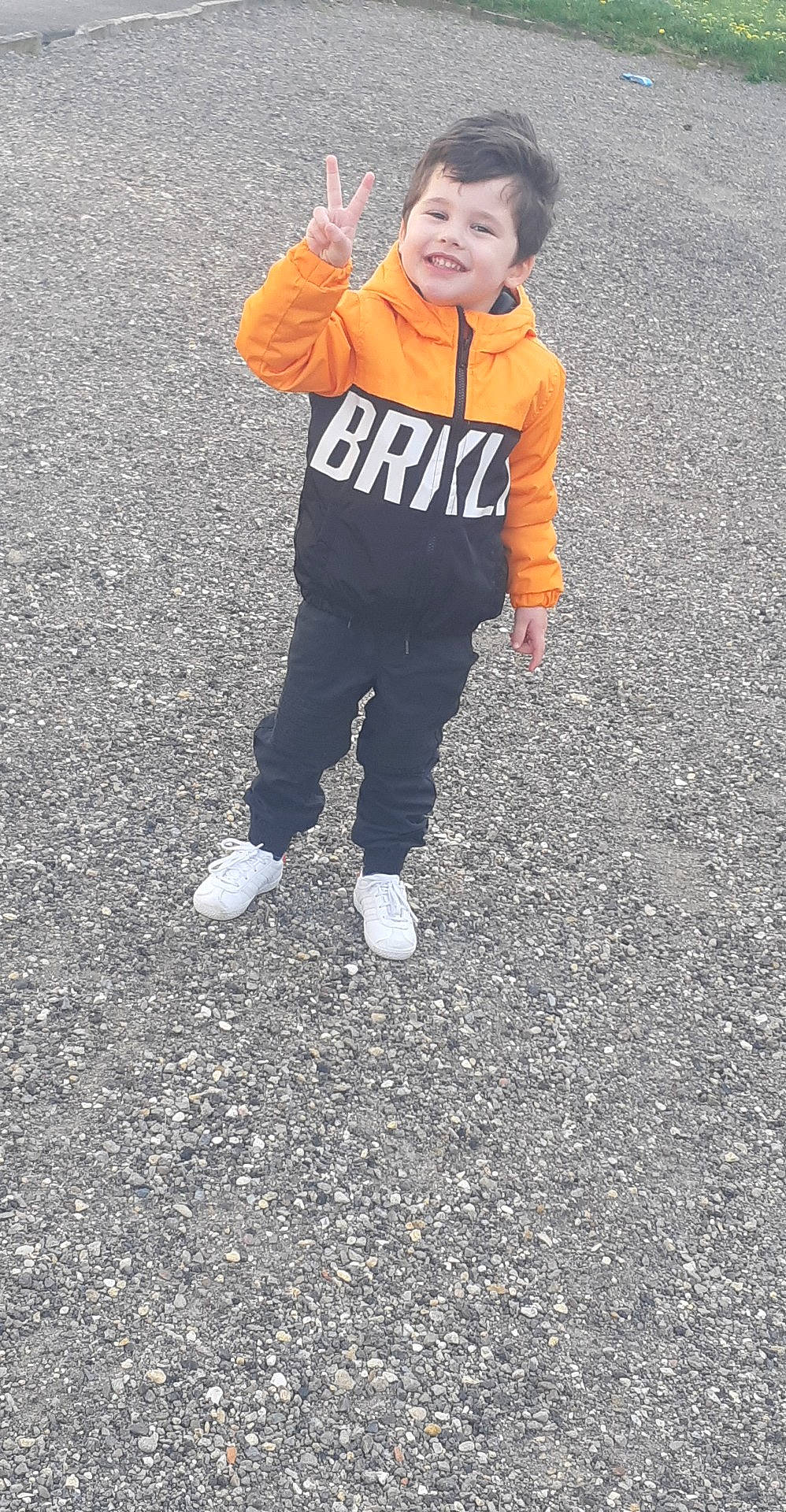 Hayder participe au concours pour gagner de l'argent avec cette photo : asphalt, child, fun, jacket, jeans, joy, outerwear, person, play, smile, standing, t_shirt, toddler