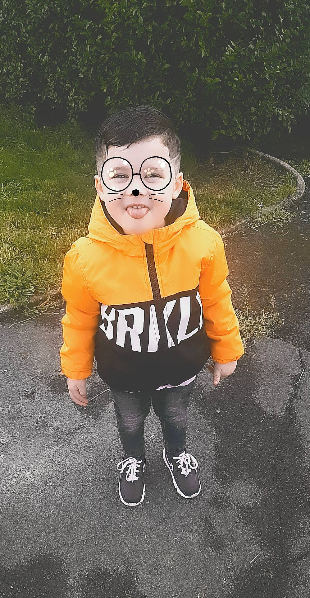Hayder a rejoint le concours — aidez-le/la à gagner de superbes lots ! child, cool, costume, fun, glasses, jacket, outerwear, person, personal_protective_equipment, smile, toddler, yellow