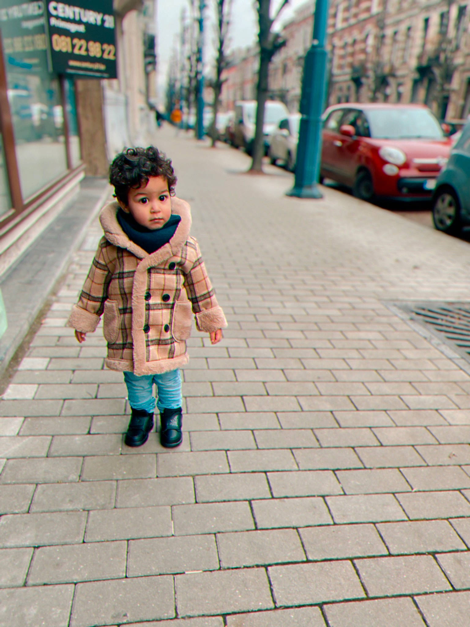 Kenan participe au concours pour gagner de l'argent avec cette photo : asphalt, car, city, denim, flooring, happy, jacket, leisure, morning, person, plaid, plant, road, road_surface, sidewalk, standing, street_fashion, toddler, tree, wall