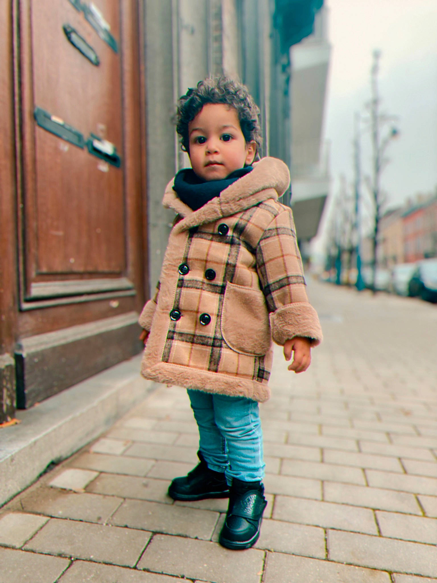 Kenan a rejoint le concours — aidez-le/la à gagner de superbes lots ! blue, child, cool, door, electric_blue, fashion, flooring, happy, human, outerwear, pattern, person, plaid, sky, sleeve, standing, street_fashion, tartan, textile, toddler