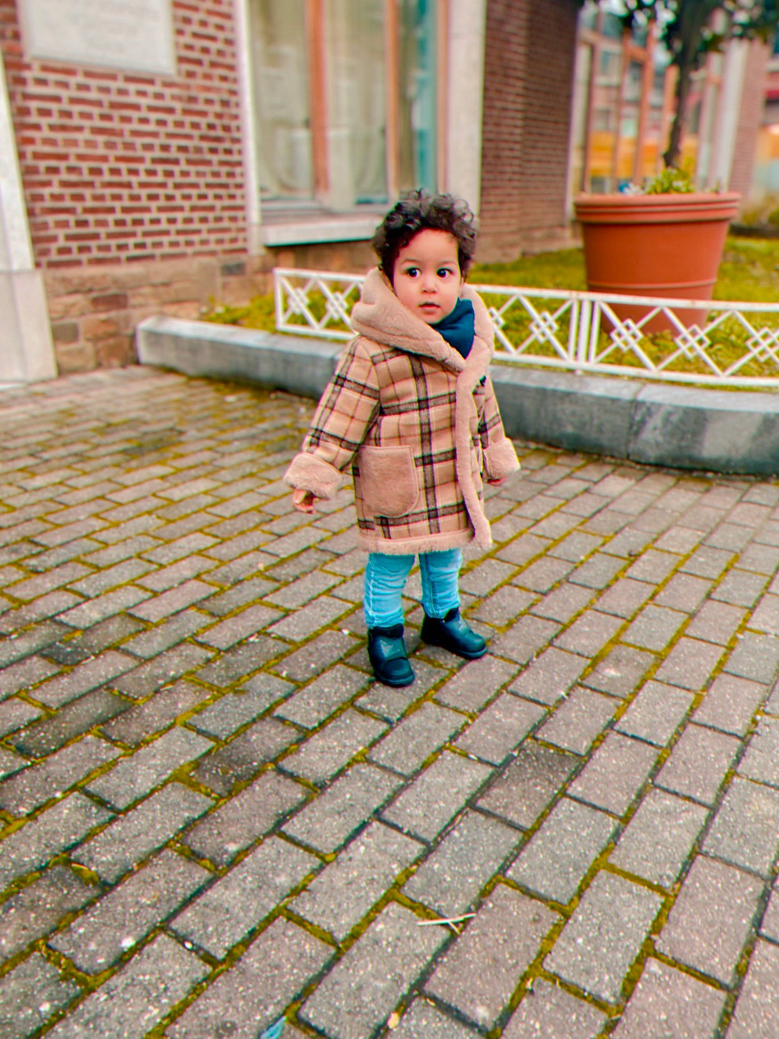 Kenan participe au concours pour gagner de l'argent avec cette photo : baby_toddler_clothing, child, city, cobblestone, flooring, fun, grass, happy, infrastructure, leisure, pattern, person, plaid, road, road_surface, sidewalk, standing, street, street_fashion, toddler