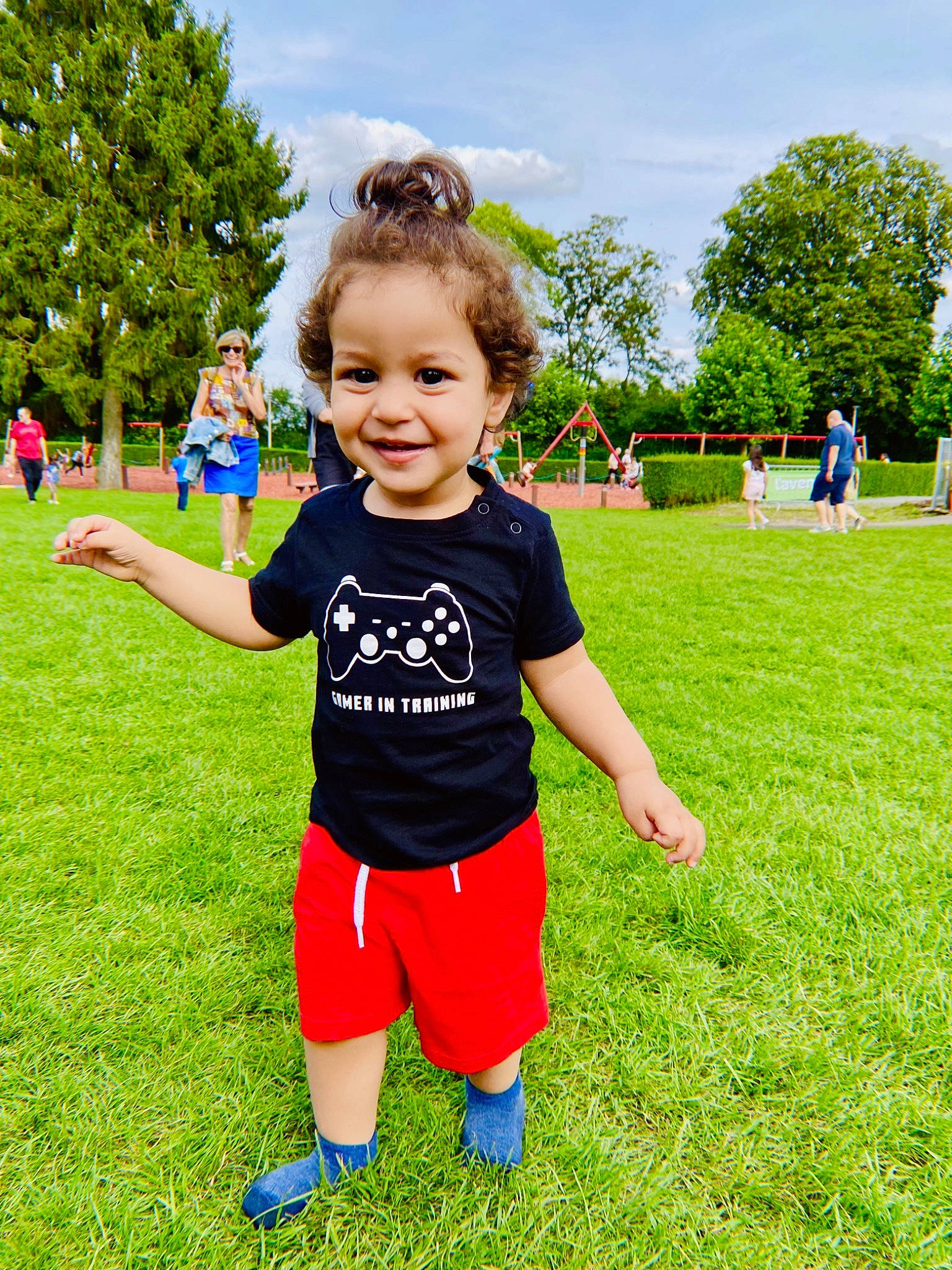Kenan participe au concours pour gagner de l'argent avec cette photo : baby_toddler_clothing, cloud, electric_blue, fun, goggles, grass, grassland, green, happy, joy, leisure, meadow, people_in_nature, person, plant, recreation, shorts, sky, sleeve, smile
