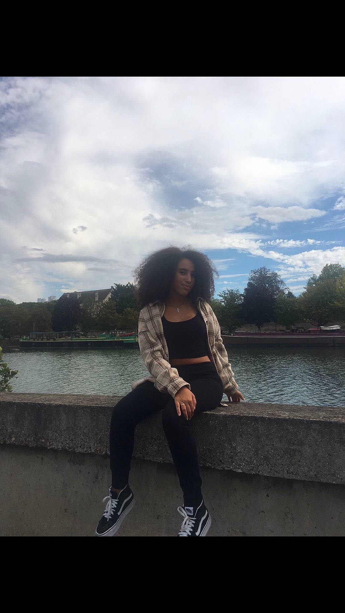 Ikrame a rejoint le concours — aidez-le/la à gagner de superbes lots ! cloud, flash_photography, happy, person, photography, sky, standing, under_exposed, water