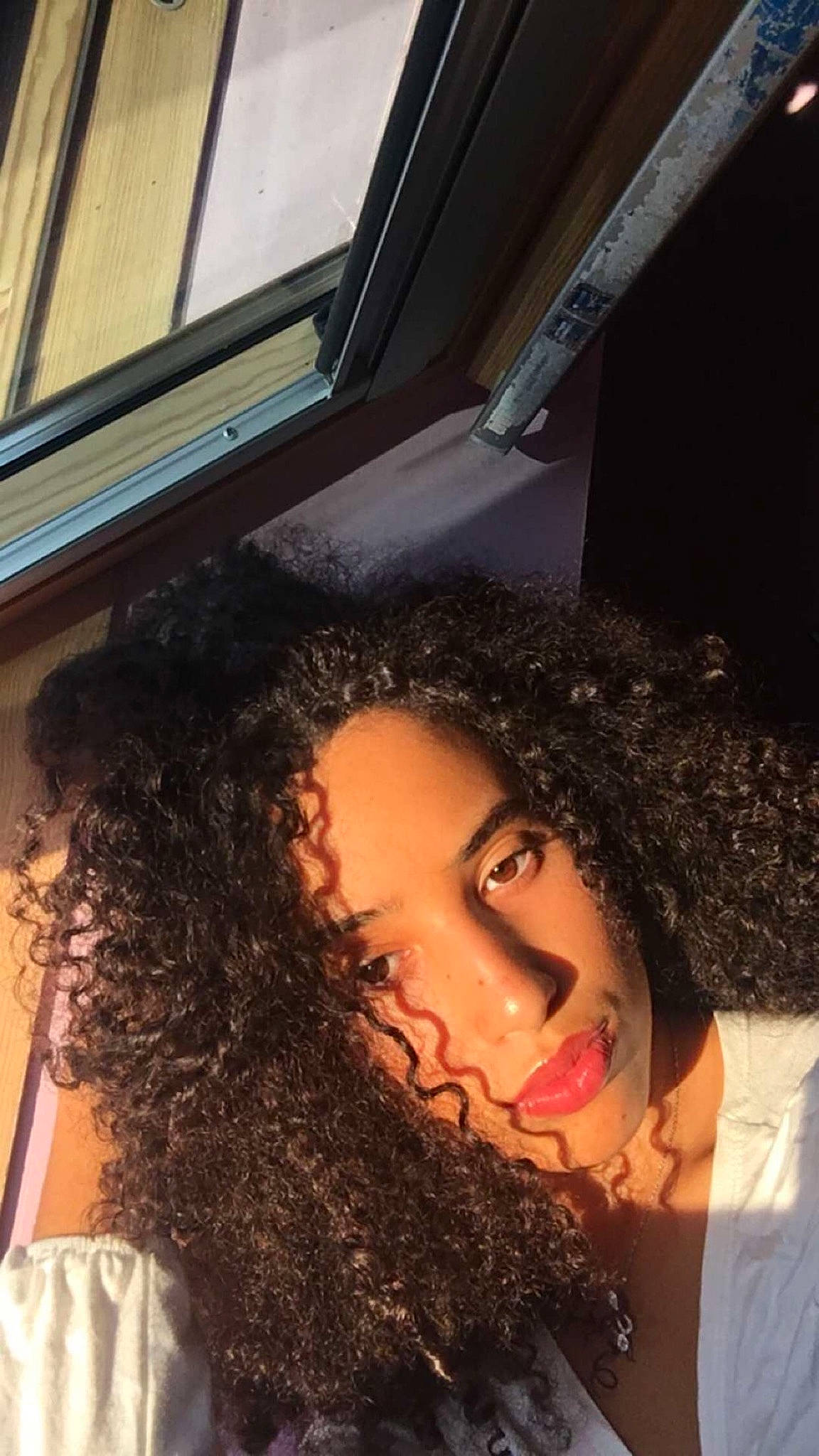 Ikrame a rejoint le concours — aidez-le/la à gagner de superbes lots ! black_hair, brown_hair, eyebrow, forehead, hair, hairstyle, human, lace_wig, lip, long_hair, nose, person, photography, selfie