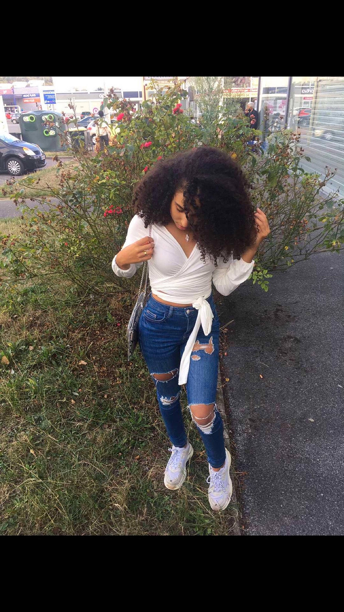 Ikrame a rejoint le concours — aidez-le/la à gagner de superbes lots ! child, footwear, fun, leg, long_hair, person, photography, plant, shoe