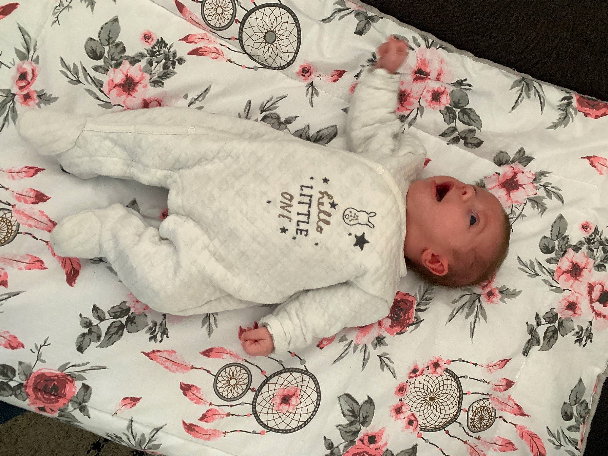 Hannah a rejoint le concours — aidez-le/la à gagner de superbes lots ! baby, baby_products, baby_safety, baby_sleeping, baby_toddler_clothing, bed_sheet, bedding, bedtime, carmine, child, comfort, font, linens, pattern, person, pink, room, sleeve, textile, toddler