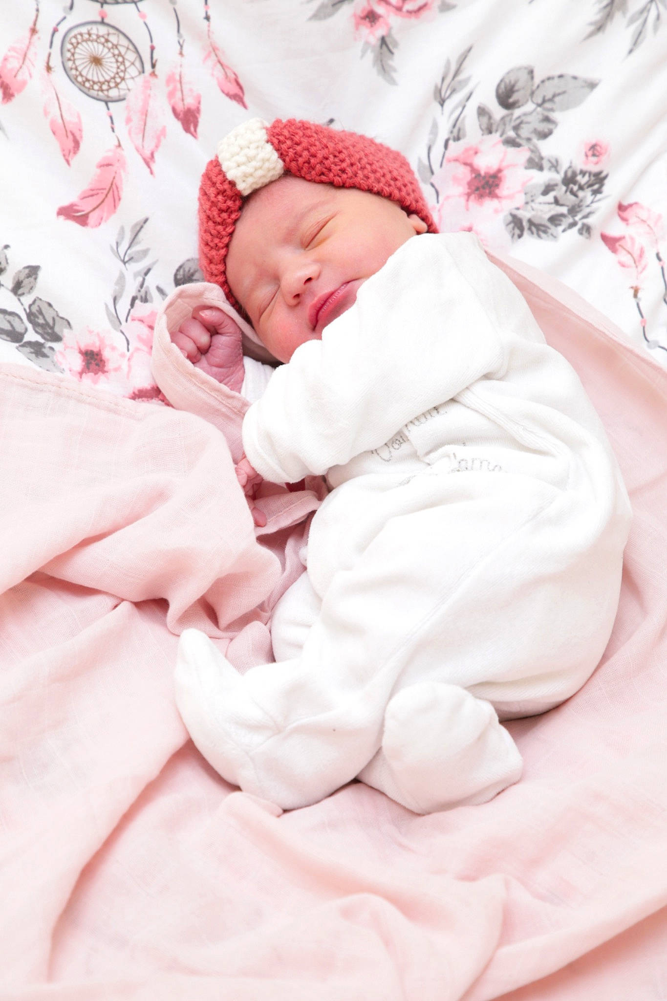 Hannah participe au concours pour gagner de l'argent avec cette photo : baby, baby_sleeping, baby_toddler_clothing, bedding, bedtime, carmine, child, comfort, flesh, headwear, linens, nap, pattern, peach, person, pink, sleep, sleeve, toddler