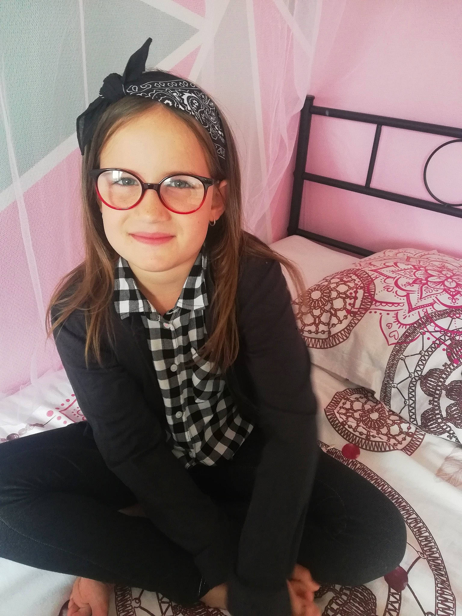 Lylou a rejoint le concours — aidez-le/la à gagner de superbes lots ! beauty, black_hair, cool, design, eyebrow, eyewear, face, fashion, forehead, glasses, hair, head, joy, leg, lip, nose, outerwear, person, pink, sitting