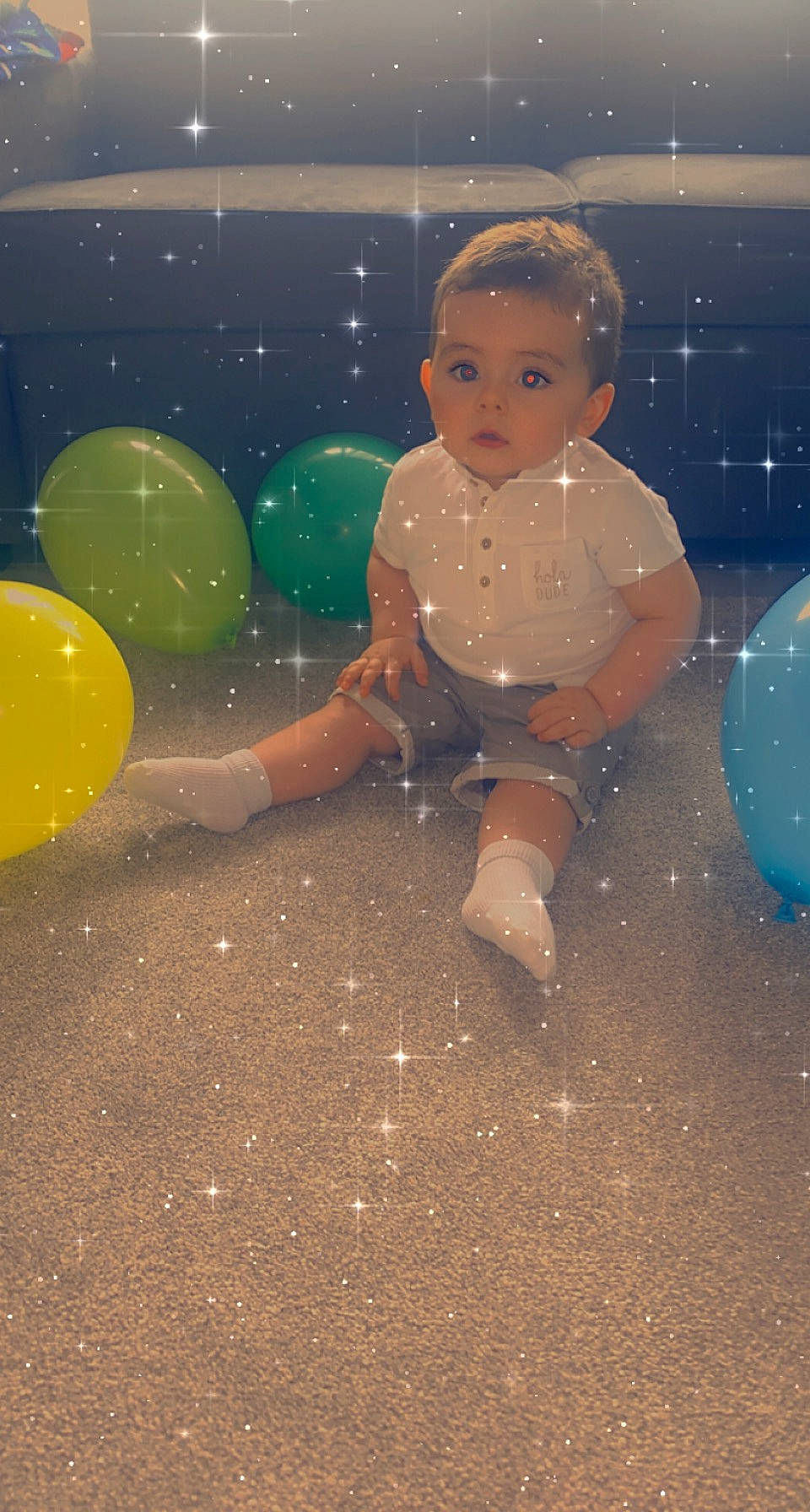 Elizio a rejoint le concours — aidez-le/la à gagner de superbes lots ! astronomical_object, baby, balloon, child, circle, flash_photography, flooring, fun, happy, leisure, people_in_nature, person, play, recreation, shadow, sitting, sky, space, standing, tints_and_shades
