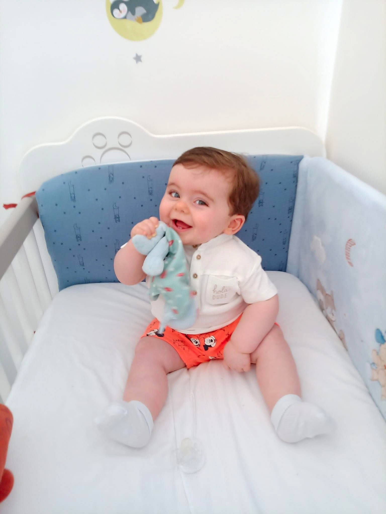 Elizio participe au concours pour gagner de l'argent avec cette photo : azure, baby, baby_toddler_clothing, barefoot, child, comfort, couch, fun, happy, human_leg, joy, knee, leisure, person, room, sitting, skin, sock, stomach, textile
