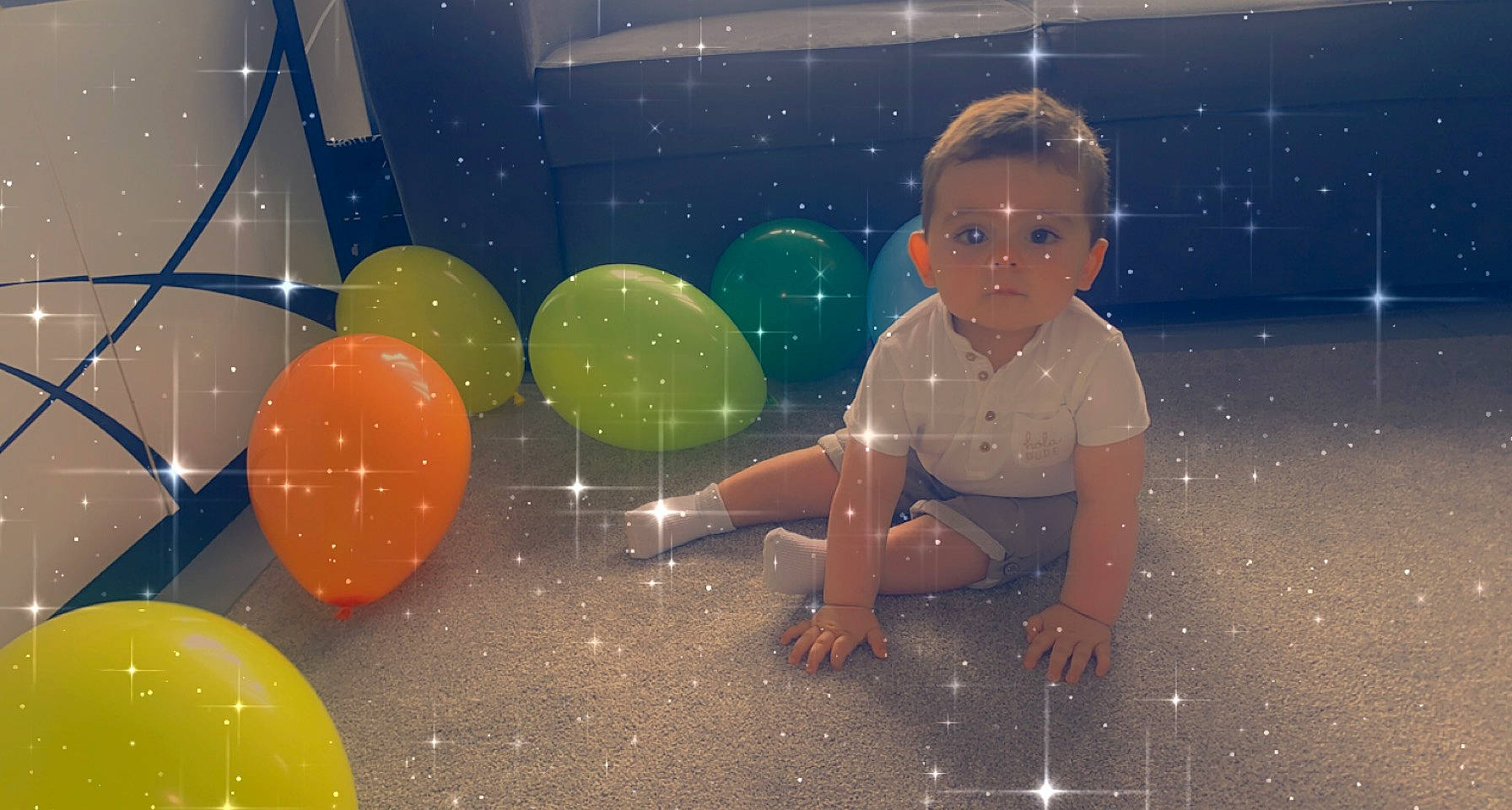 Elizio participe au concours pour gagner de l'argent avec cette photo : astronomical_object, balloon, beauty, child, circle, event, facial_expression, flash_photography, fun, happy, human, leisure, liquid_bubble, party_supply, people_in_nature, person, play, sky, space, toddler