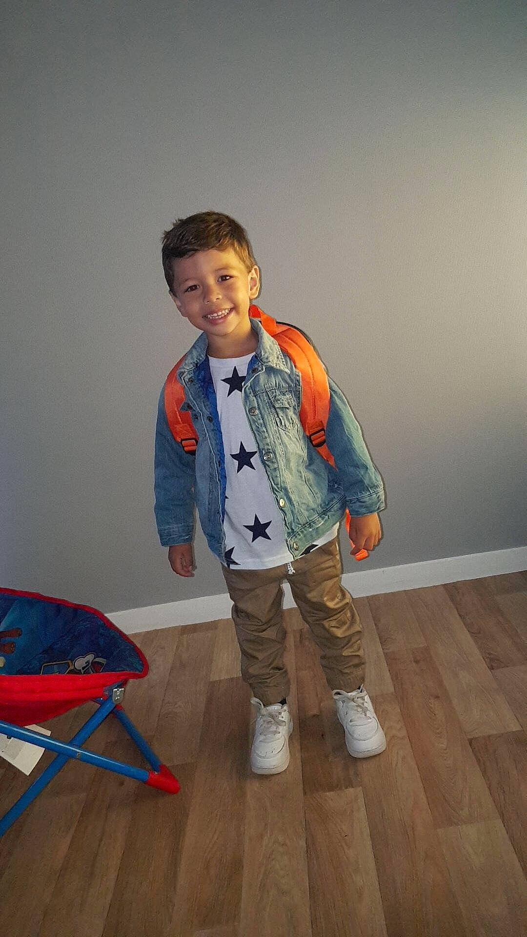 Zyad participe au concours pour gagner de l'argent avec cette photo : child, floor, flooring, joy, person, standing